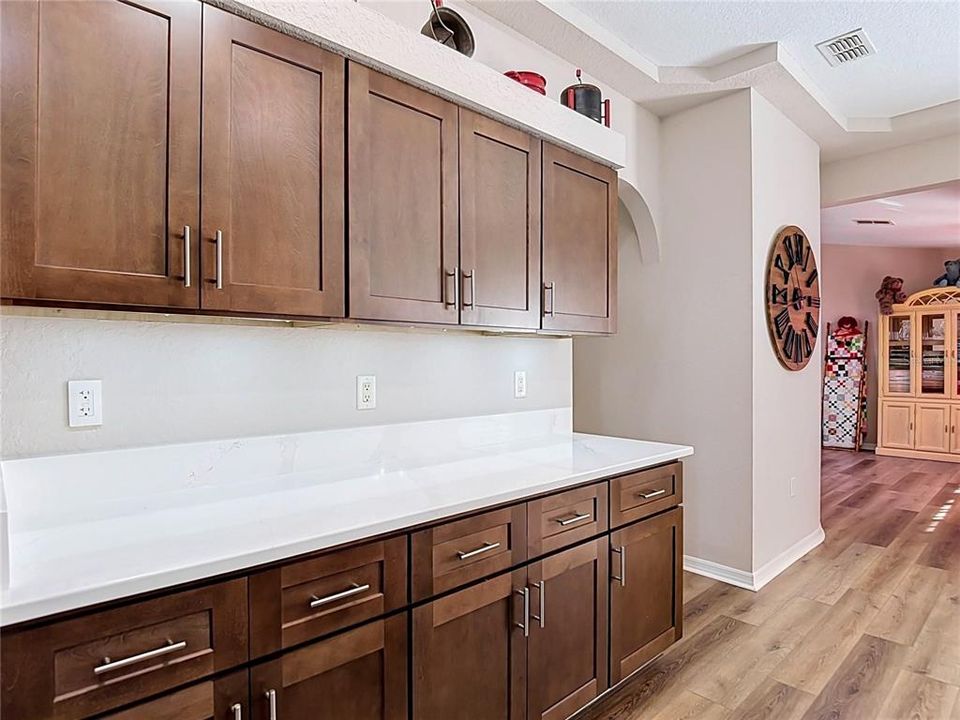 Под контрактом: $365,000 (3 спален, 2 ванн, 1880 Квадратных фут)