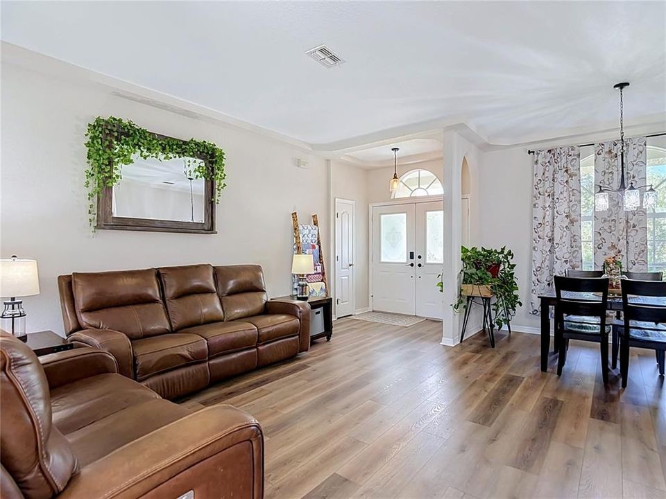 Под контрактом: $365,000 (3 спален, 2 ванн, 1880 Квадратных фут)