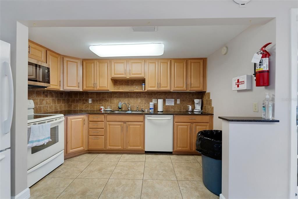 For Sale: $142,900 (1 beds, 1 baths, 930 Square Feet)