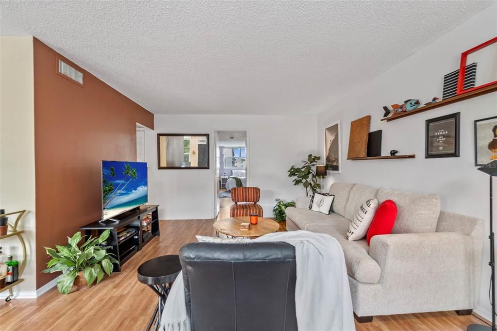 For Sale: $142,900 (1 beds, 1 baths, 930 Square Feet)