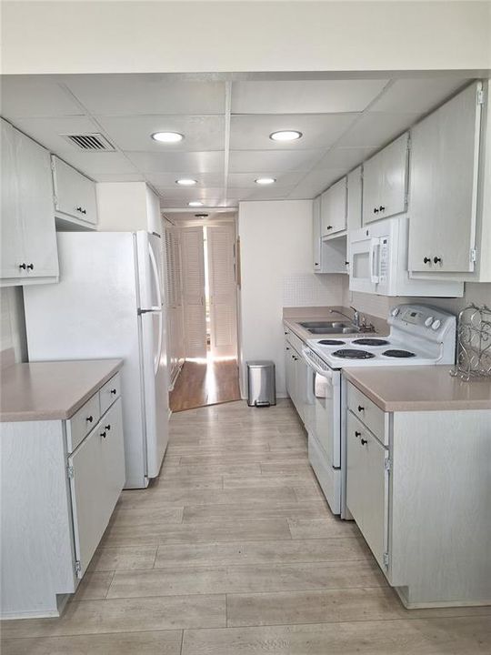 For Sale: $142,900 (1 beds, 1 baths, 930 Square Feet)