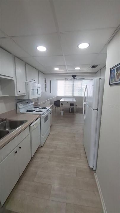 For Sale: $142,900 (1 beds, 1 baths, 930 Square Feet)