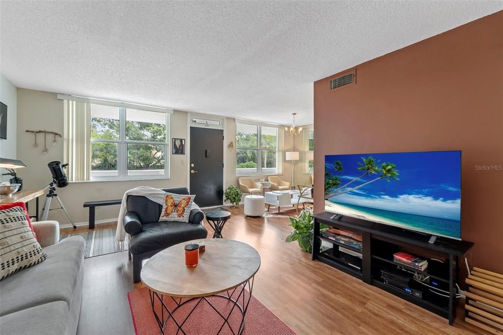For Sale: $142,900 (1 beds, 1 baths, 930 Square Feet)