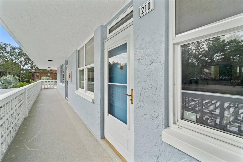 For Sale: $142,900 (1 beds, 1 baths, 930 Square Feet)