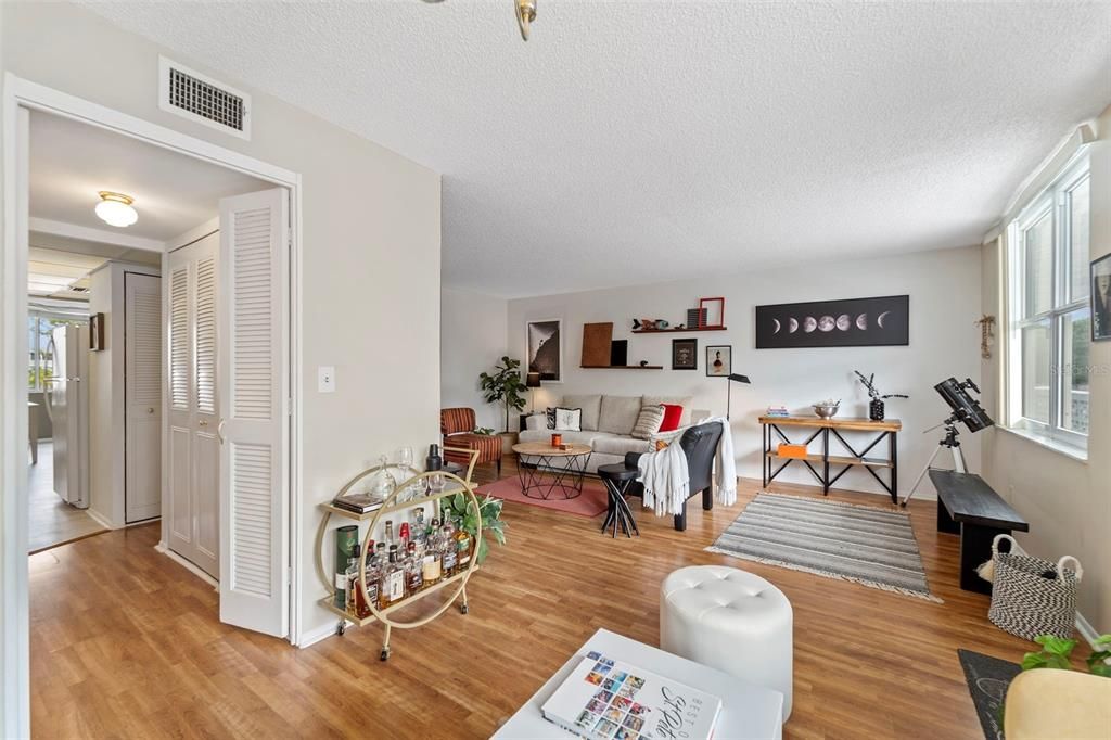 For Sale: $142,900 (1 beds, 1 baths, 930 Square Feet)