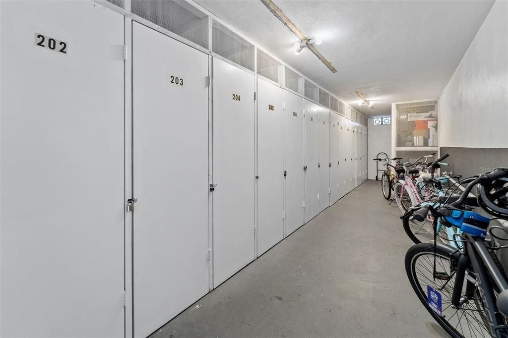 For Sale: $142,900 (1 beds, 1 baths, 930 Square Feet)
