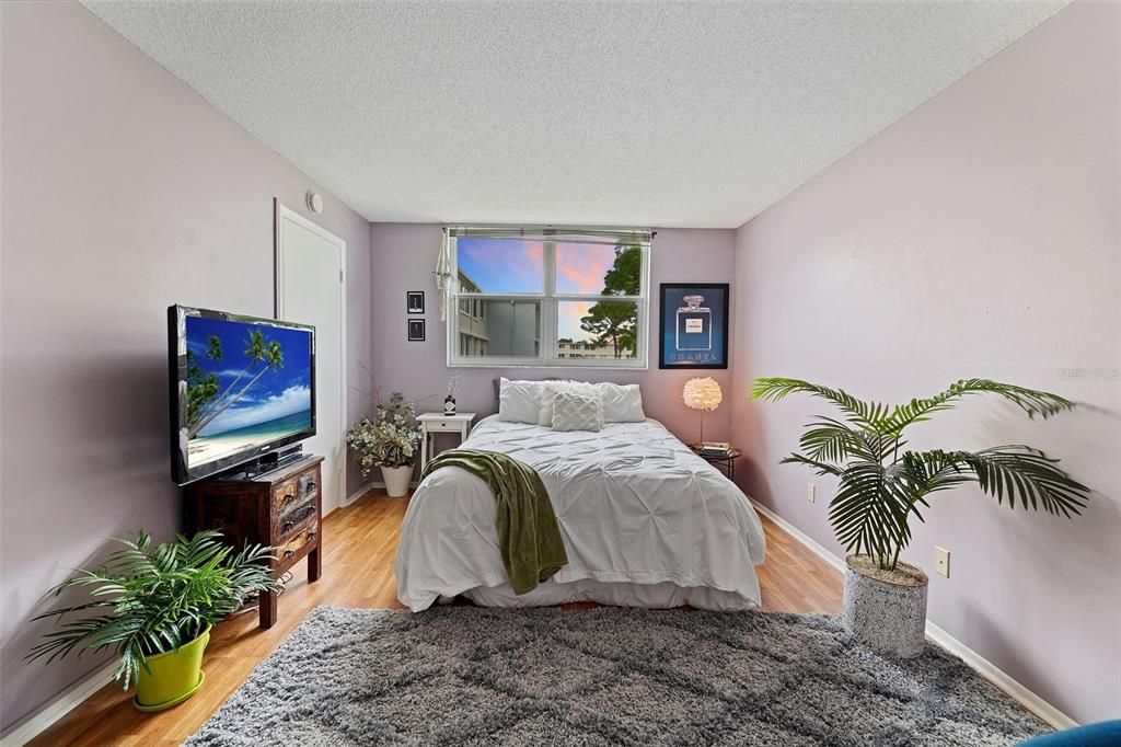 For Sale: $142,900 (1 beds, 1 baths, 930 Square Feet)