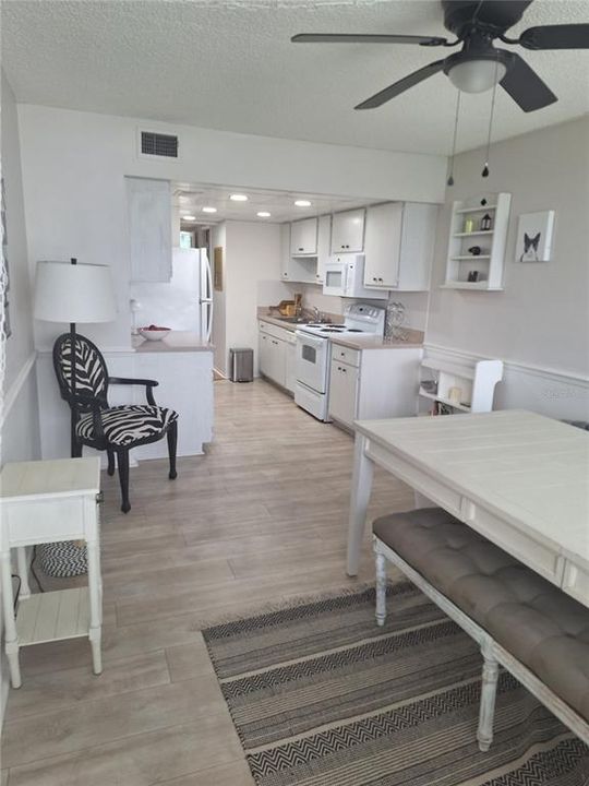 For Sale: $142,900 (1 beds, 1 baths, 930 Square Feet)