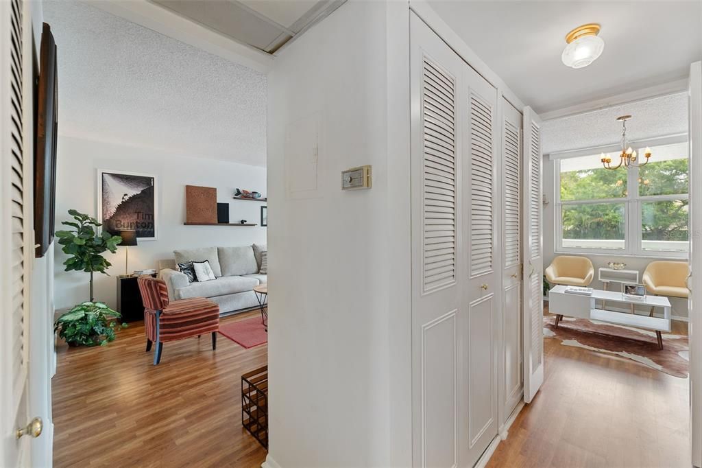 For Sale: $142,900 (1 beds, 1 baths, 930 Square Feet)