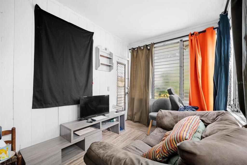 For Sale: $169,900 (2 beds, 1 baths, 650 Square Feet)