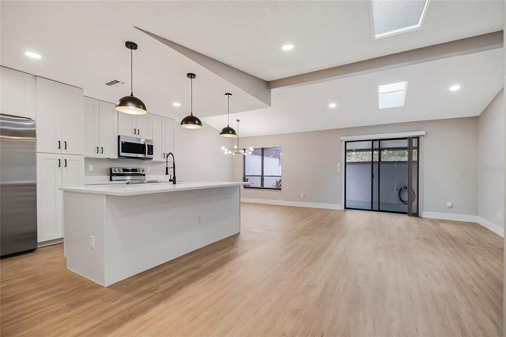 На продажу: $219,900 (2 спален, 2 ванн, 1204 Квадратных фут)