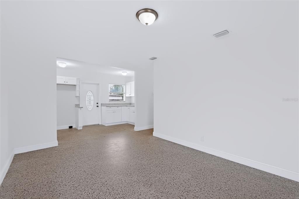 For Sale: $304,900 (3 beds, 1 baths, 840 Square Feet)