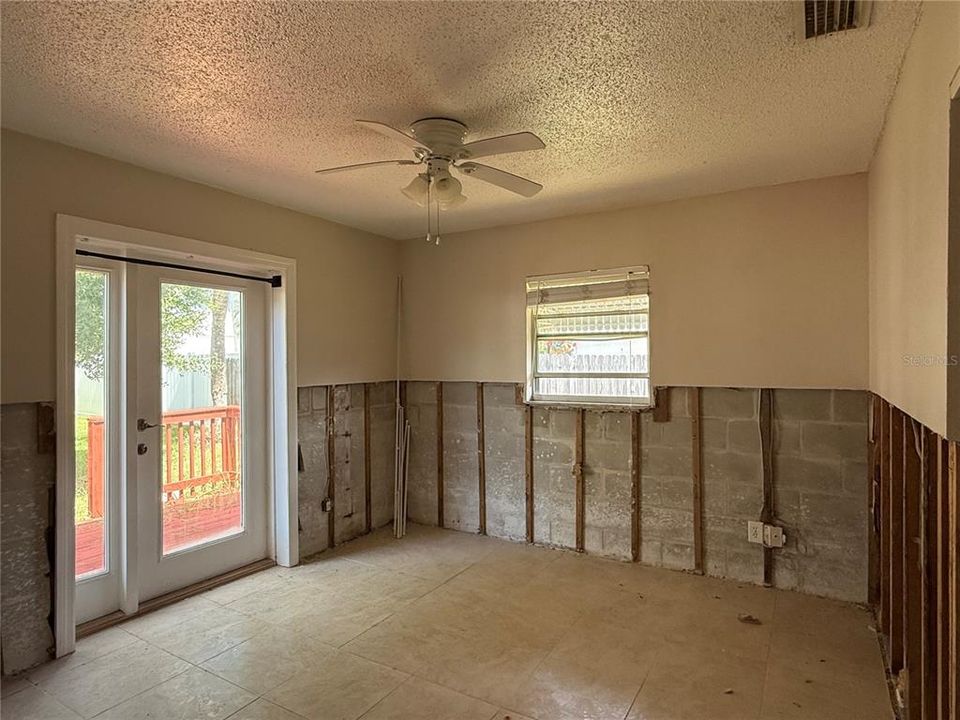 For Sale: $195,000 (3 beds, 1 baths, 1044 Square Feet)