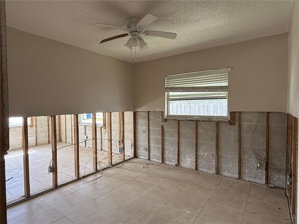 For Sale: $195,000 (3 beds, 1 baths, 1044 Square Feet)