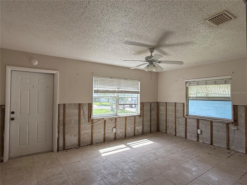 For Sale: $195,000 (3 beds, 1 baths, 1044 Square Feet)