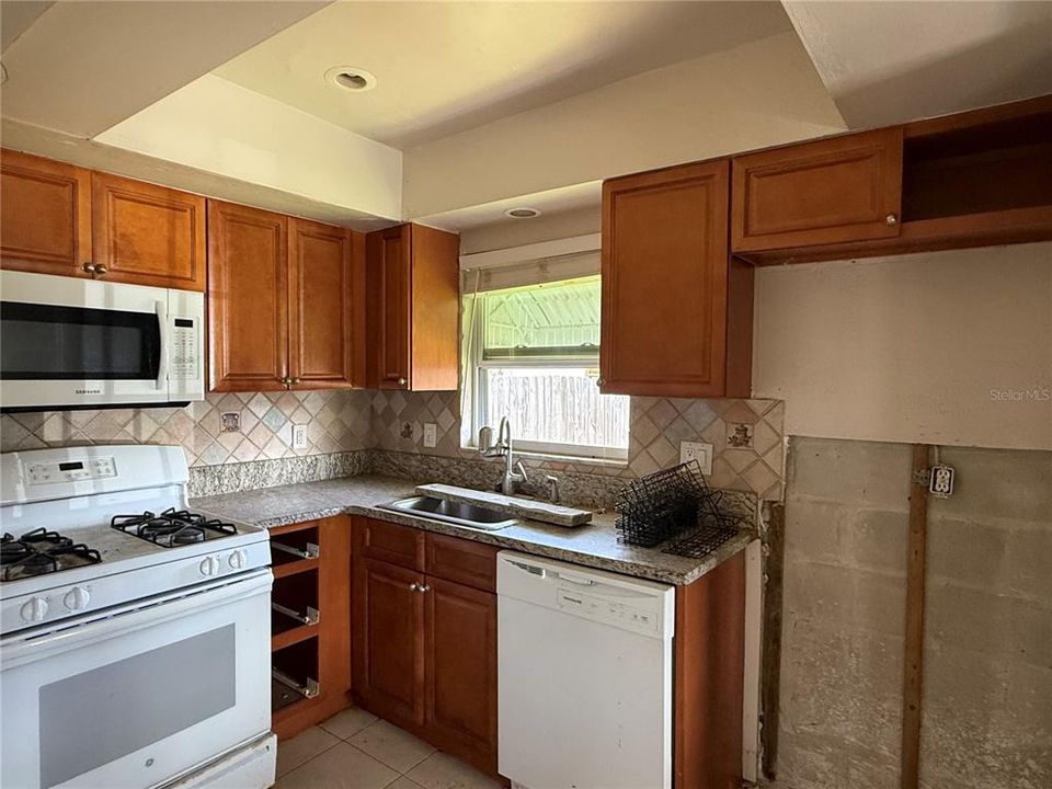 For Sale: $195,000 (3 beds, 1 baths, 1044 Square Feet)