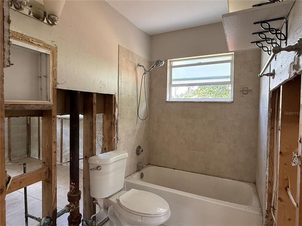For Sale: $195,000 (3 beds, 1 baths, 1044 Square Feet)