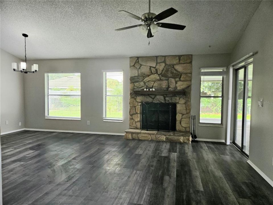 For Sale: $275,000 (3 beds, 2 baths, 1392 Square Feet)