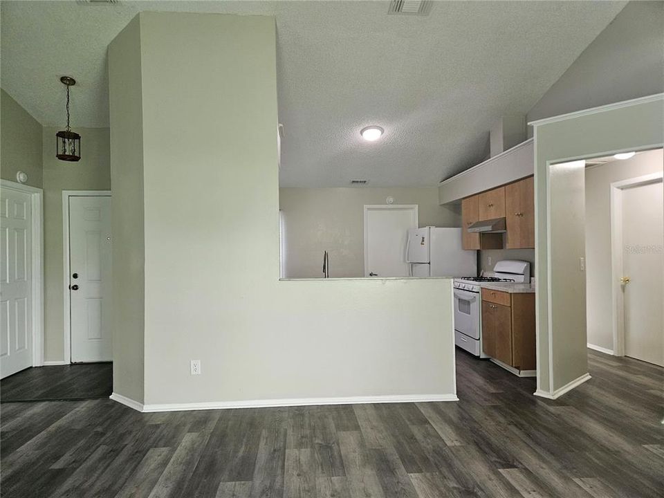 For Sale: $275,000 (3 beds, 2 baths, 1392 Square Feet)