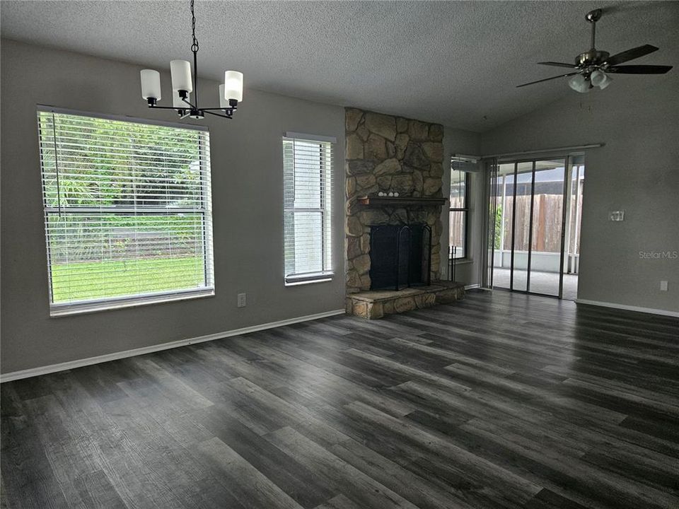 For Sale: $275,000 (3 beds, 2 baths, 1392 Square Feet)