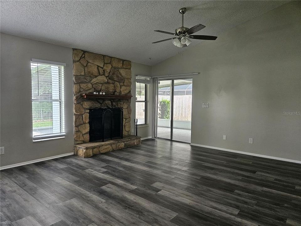 For Sale: $275,000 (3 beds, 2 baths, 1392 Square Feet)