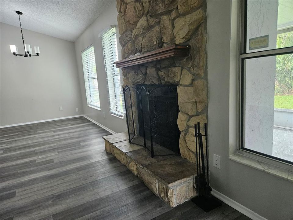 For Sale: $275,000 (3 beds, 2 baths, 1392 Square Feet)