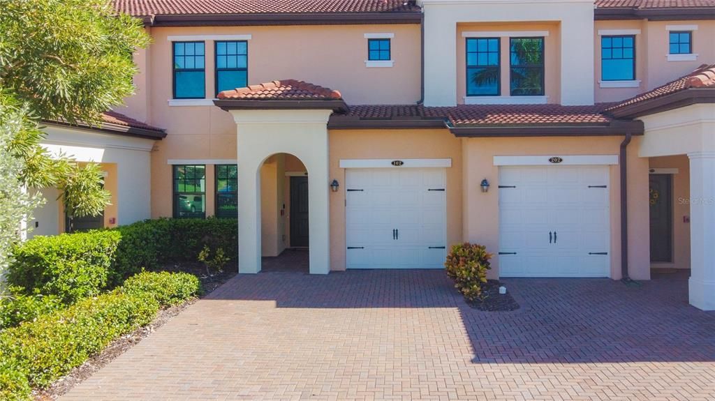 For Sale: $359,000 (2 beds, 2 baths, 1379 Square Feet)