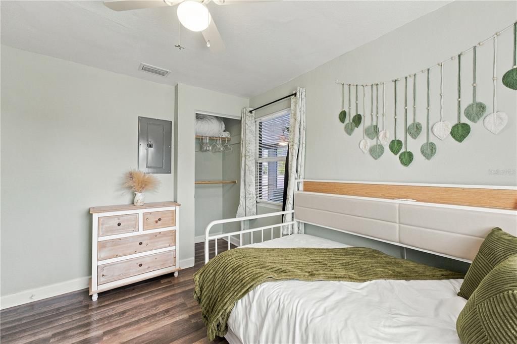 For Sale: $280,000 (2 beds, 1 baths, 816 Square Feet)