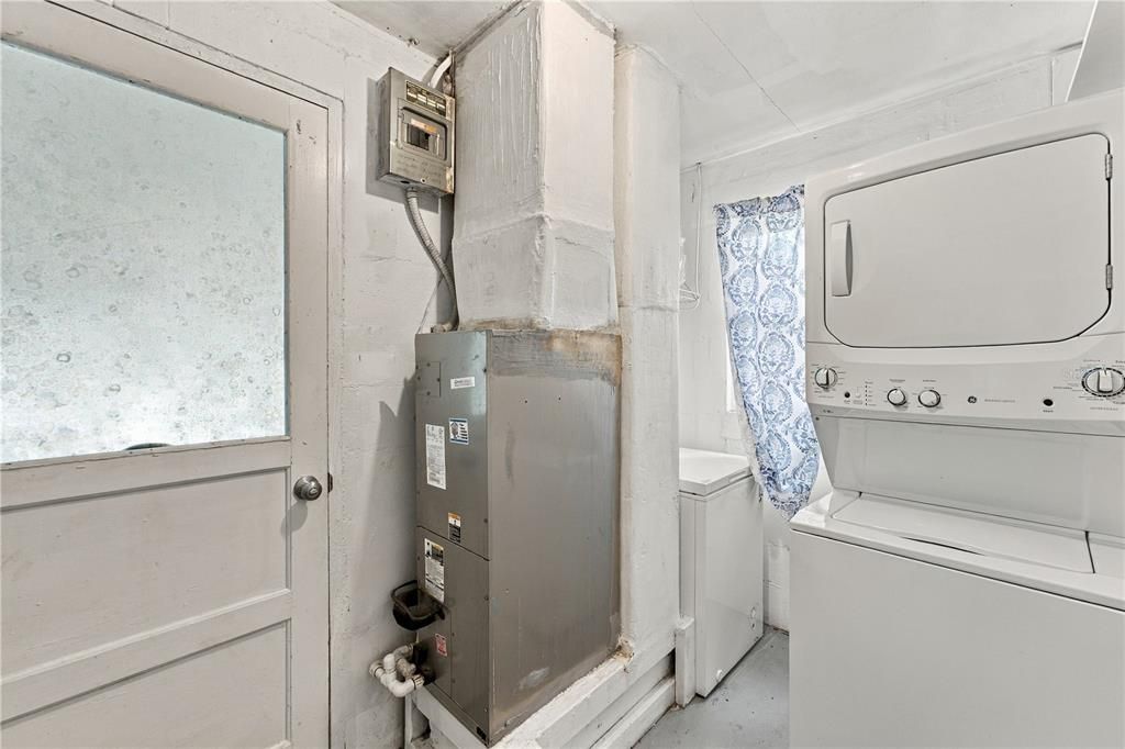 For Sale: $280,000 (2 beds, 1 baths, 816 Square Feet)