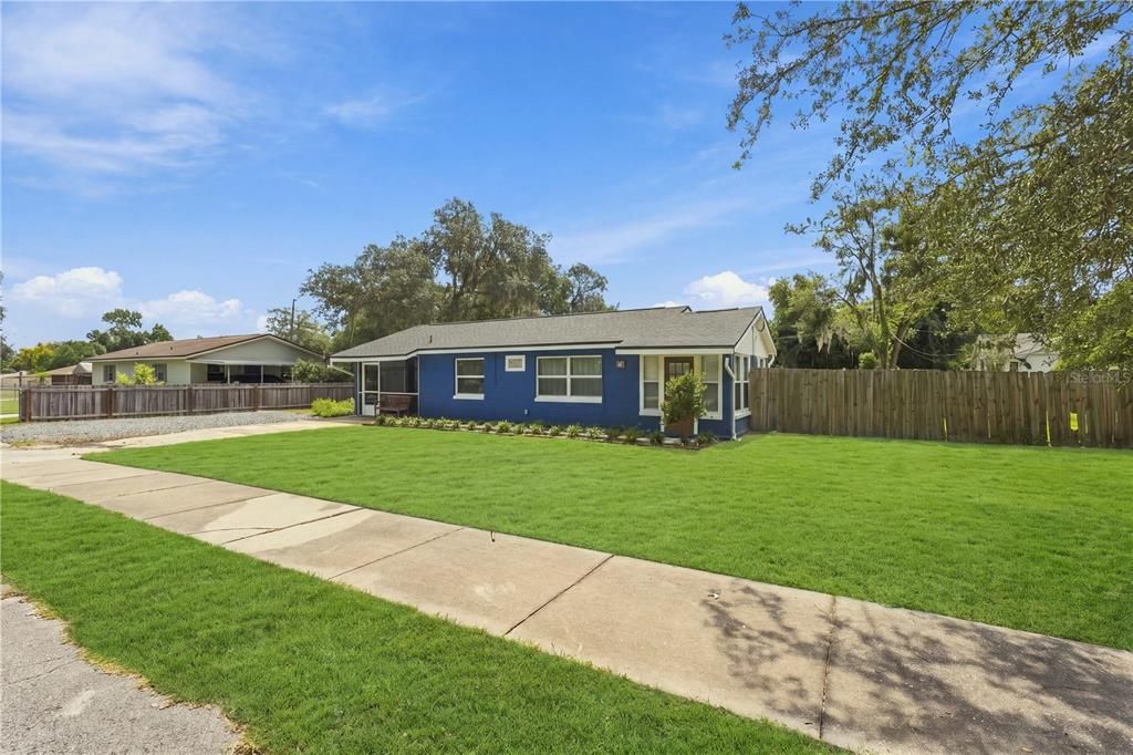 For Sale: $280,000 (2 beds, 1 baths, 816 Square Feet)