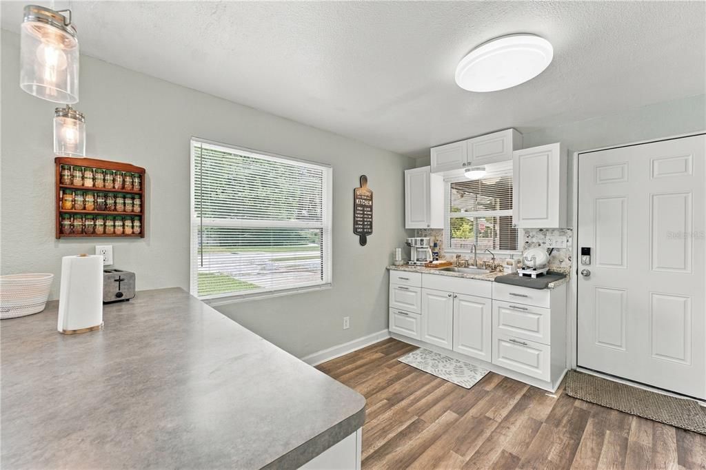 For Sale: $280,000 (2 beds, 1 baths, 816 Square Feet)