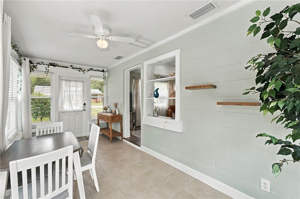 For Sale: $280,000 (2 beds, 1 baths, 816 Square Feet)