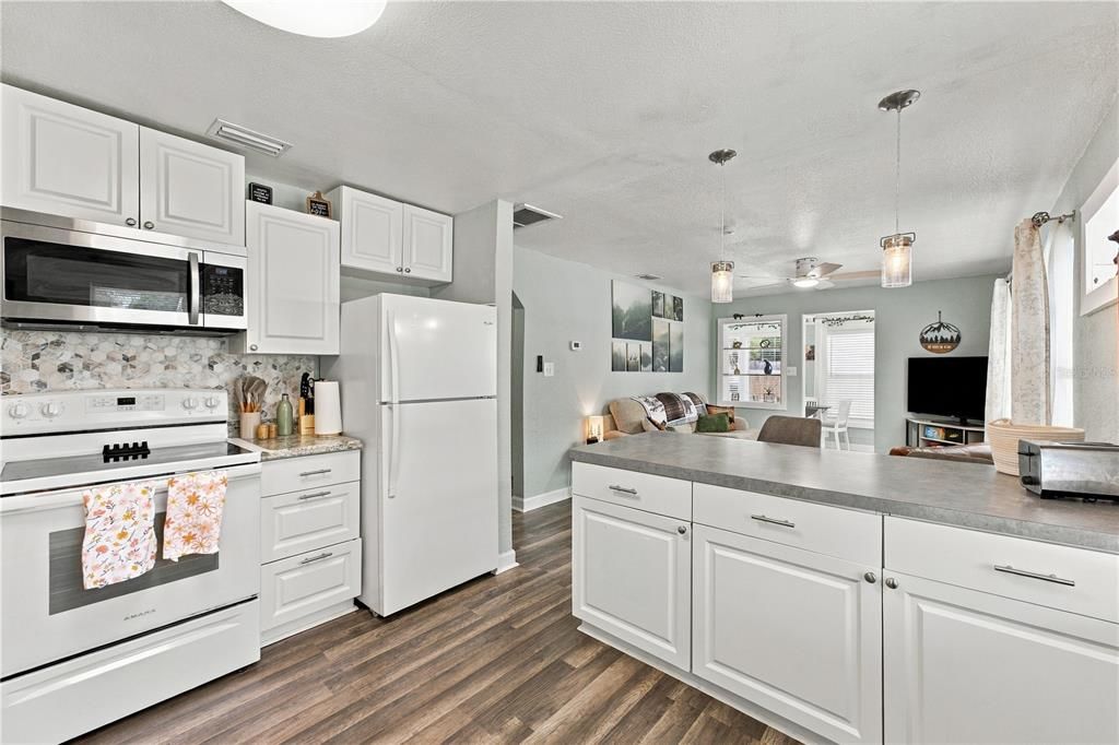 For Sale: $280,000 (2 beds, 1 baths, 816 Square Feet)
