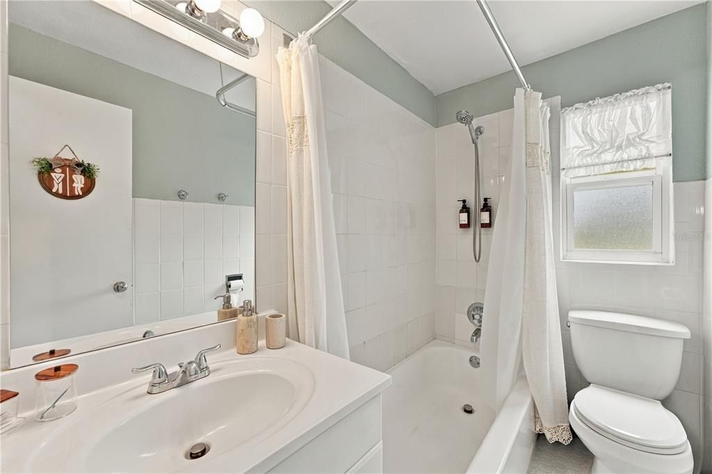For Sale: $280,000 (2 beds, 1 baths, 816 Square Feet)