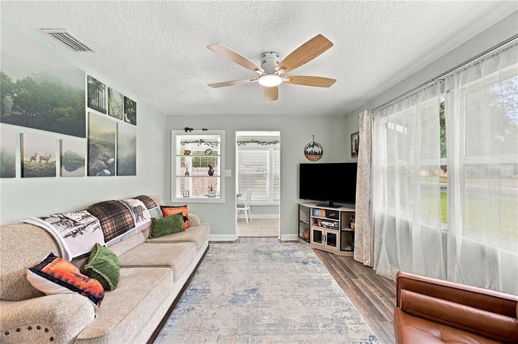 For Sale: $280,000 (2 beds, 1 baths, 816 Square Feet)