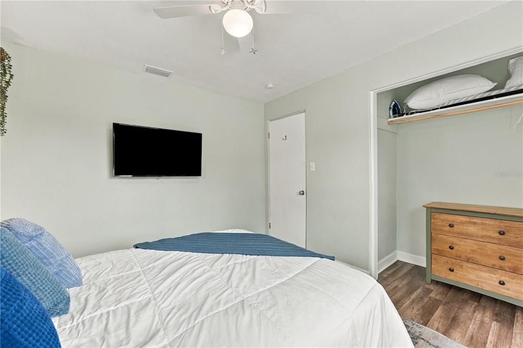 For Sale: $280,000 (2 beds, 1 baths, 816 Square Feet)