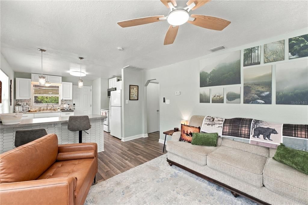 For Sale: $280,000 (2 beds, 1 baths, 816 Square Feet)
