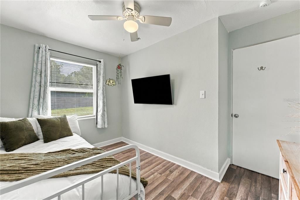For Sale: $280,000 (2 beds, 1 baths, 816 Square Feet)