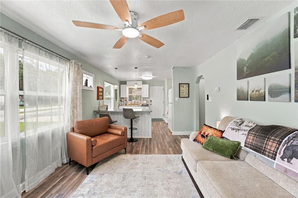 For Sale: $280,000 (2 beds, 1 baths, 816 Square Feet)