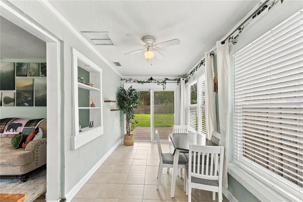 For Sale: $280,000 (2 beds, 1 baths, 816 Square Feet)