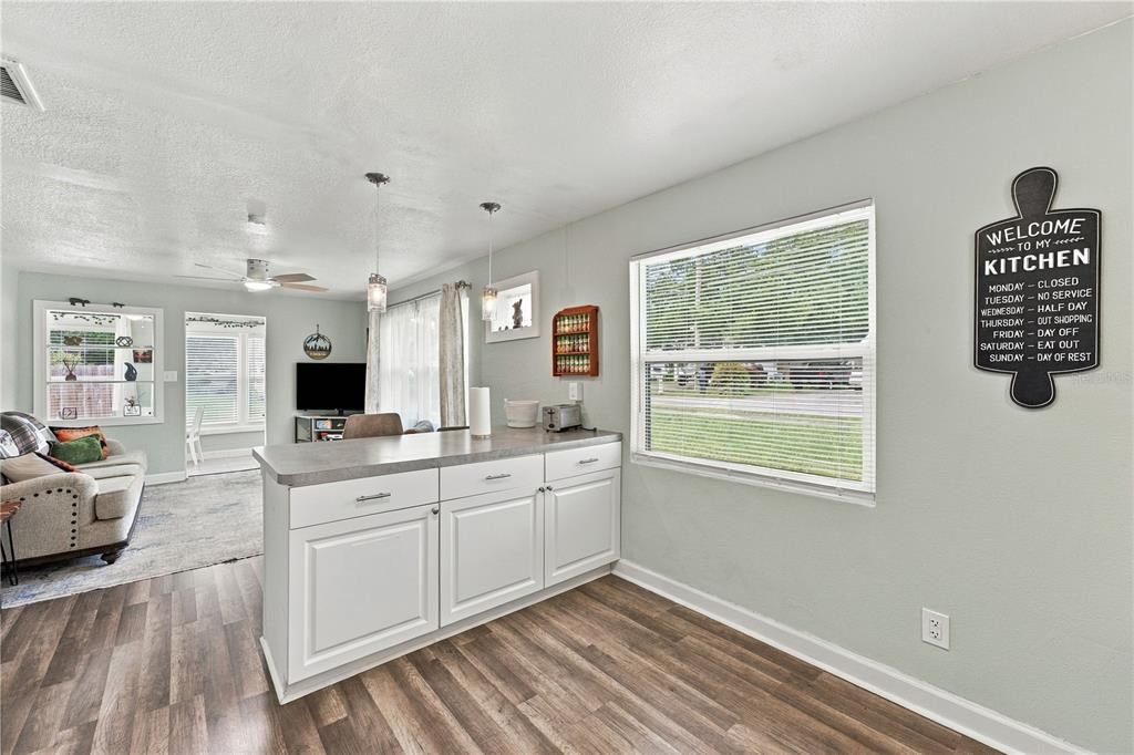 For Sale: $280,000 (2 beds, 1 baths, 816 Square Feet)