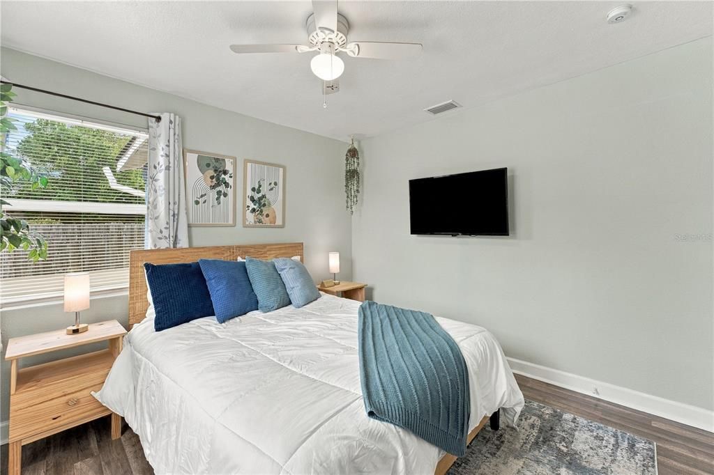 For Sale: $280,000 (2 beds, 1 baths, 816 Square Feet)