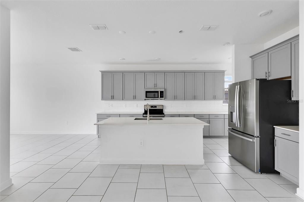 For Sale: $479,000 (4 beds, 3 baths, 2528 Square Feet)