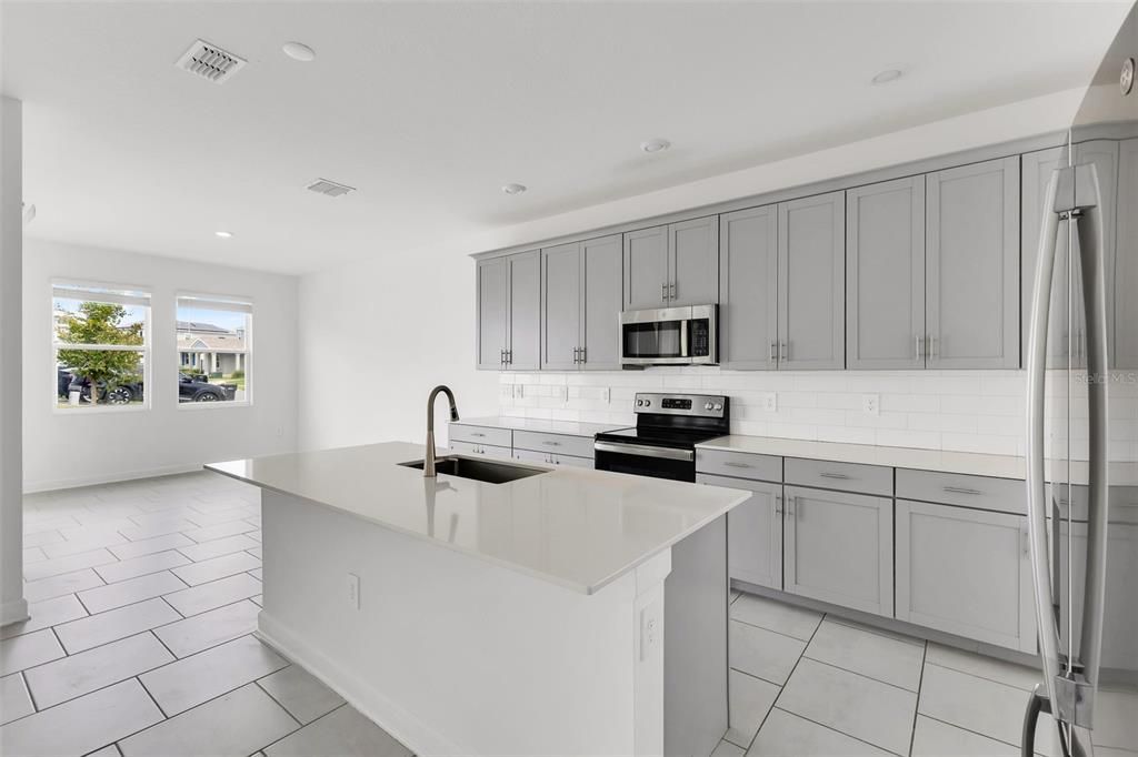 For Sale: $479,000 (4 beds, 3 baths, 2528 Square Feet)