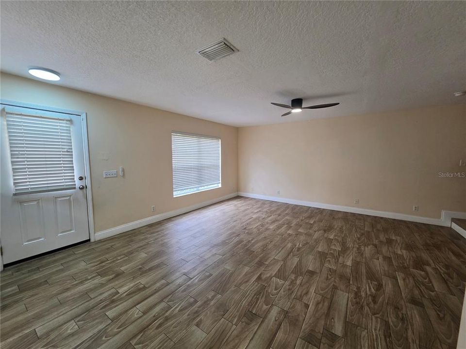 For Rent: $1,950 (3 beds, 2 baths, 1408 Square Feet)