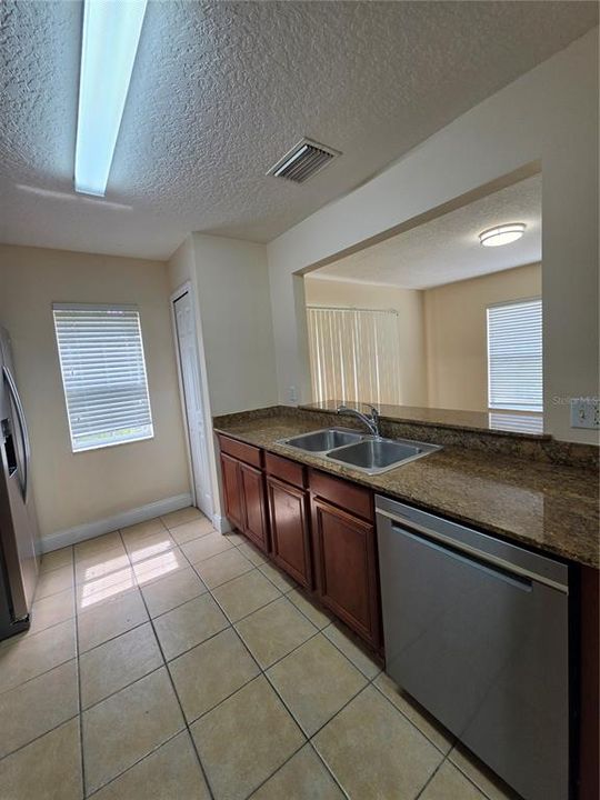 For Rent: $1,950 (3 beds, 2 baths, 1408 Square Feet)
