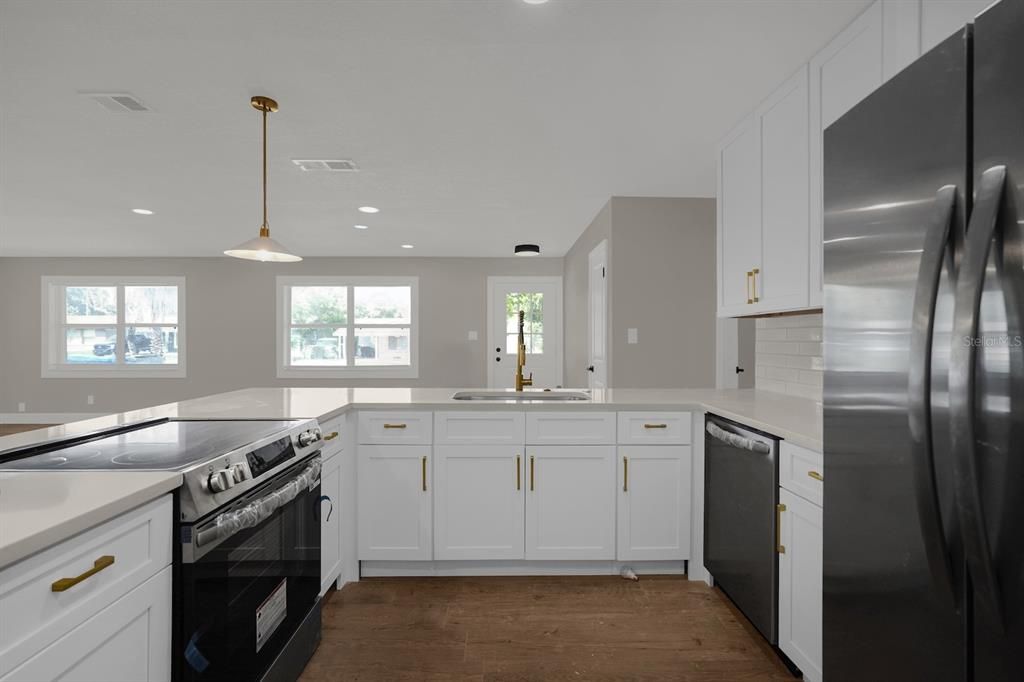 For Sale: $305,000 (3 beds, 1 baths, 1275 Square Feet)