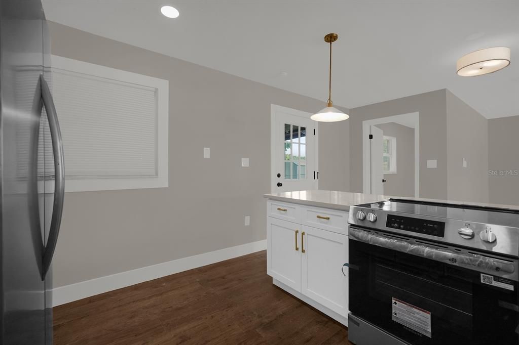 For Sale: $305,000 (3 beds, 1 baths, 1275 Square Feet)