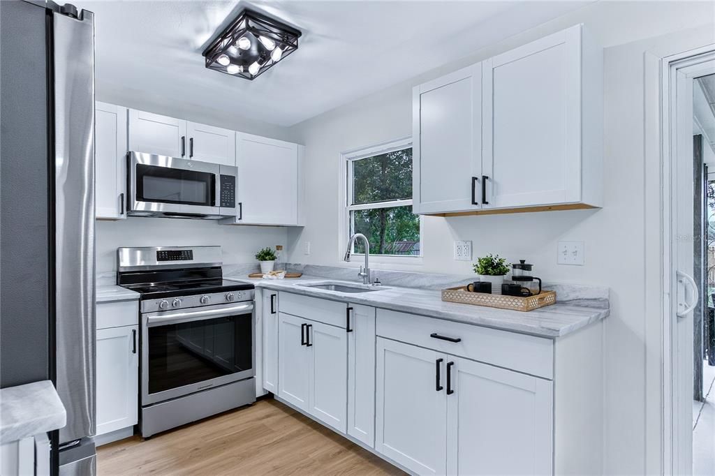 На продажу: $339,900 (5 спален, 2 ванн, 1325 Квадратных фут)