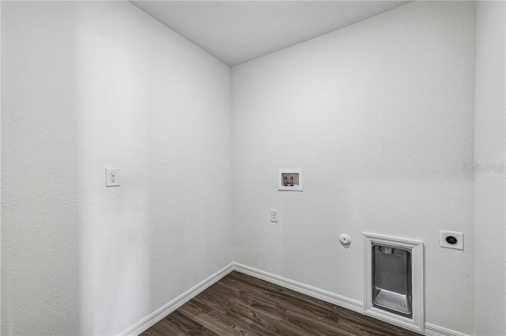 На продажу: $308,990 (4 спален, 2 ванн, 1808 Квадратных фут)